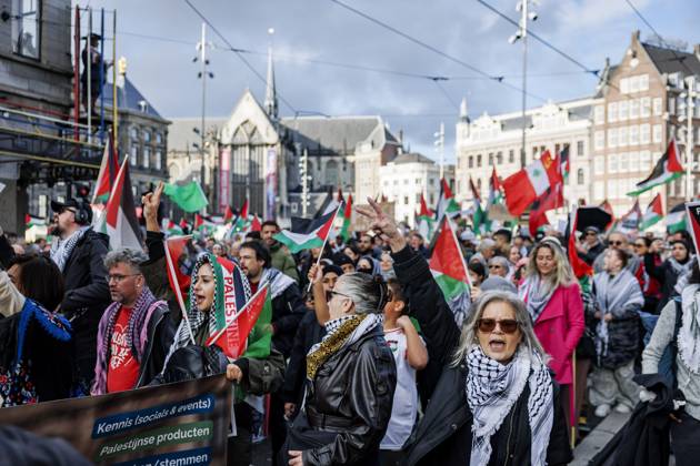 AMSTERDAM - Demonstrators during a national protest on Dam Square marking the conclusion of the nationwide week of action for sanctions against Israel. According to various activist groups, despite the ceasefire , the genocide against the Palestinian people continues unabated. KOEN VAN WEEL ANP netherlands out - belgium out  Copyright: xx x572131233x originalFilename: 572131233.jpg