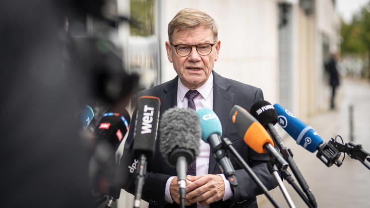 Johann Wadephul, Außenminister, gibt vor dem Konrad-Adenauer-Haus zu den aktuellen Entwicklungen in der Ukraine ein Statement ab;Präsidiumsklausurtagung der CDU Deutschlands in Berlin, Oktober 2026, Berlin Berlin Deutschland Konrad-Adenauer-Haus