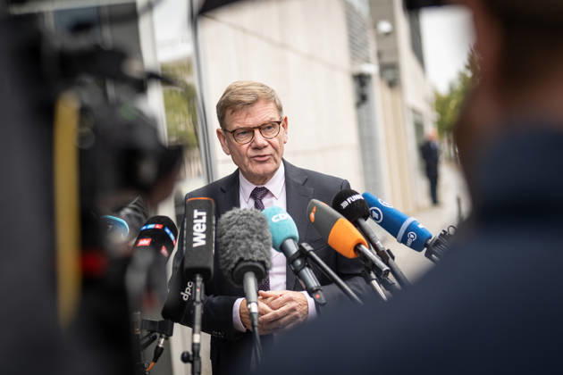 Johann Wadephul, Außenminister, gibt vor dem Konrad-Adenauer-Haus zu den aktuellen Entwicklungen in der Ukraine ein Statement ab;Präsidiumsklausurtagung der CDU Deutschlands in Berlin, Oktober 2026, Berlin Berlin Deutschland Konrad-Adenauer-Haus