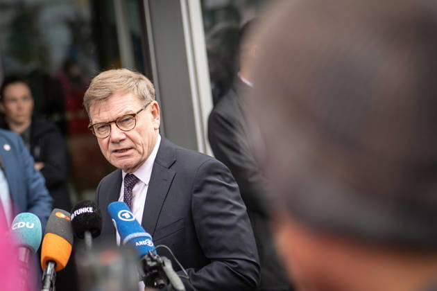 Johann Wadephul, Außenminister, gibt vor dem Konrad-Adenauer-Haus zu den aktuellen Entwicklungen in der Ukraine ein Statement ab;Präsidiumsklausurtagung der CDU Deutschlands in Berlin, Oktober 2026, Berlin Berlin Deutschland Konrad-Adenauer-Haus