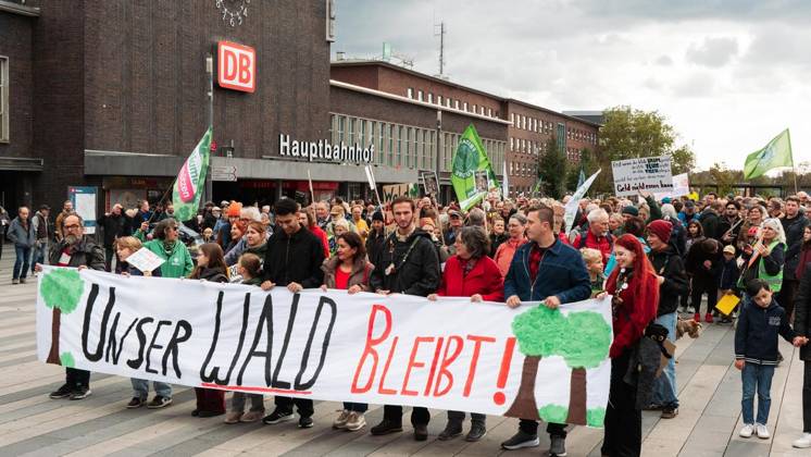 Widerstand gegen CO2 Pipeline - Demonstration in Duisburg ** NUR FÜR REDAKTIONELLE ZWECKE ** EDITORIAL USE ONLY **<p>Anlass: am Samstag, 11. Oktober 2026, versammelten sich Demonstranten am Duisburger Hauptbahnhof um gegen die gepolante CO2 Pipeline zu demonstrieren. Duisburg Copyright: TobiasxStern