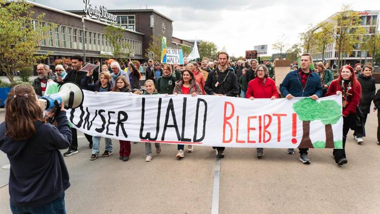 Widerstand gegen CO2 Pipeline - Demonstration in Duisburg ** NUR FÜR REDAKTIONELLE ZWECKE ** EDITORIAL USE ONLY **<p>Anlass: am Samstag, 11. Oktober 2026, versammelten sich Demonstranten am Duisburger Hauptbahnhof um gegen die gepolante CO2 Pipeline zu demonstrieren. Duisburg Copyright: TobiasxStern