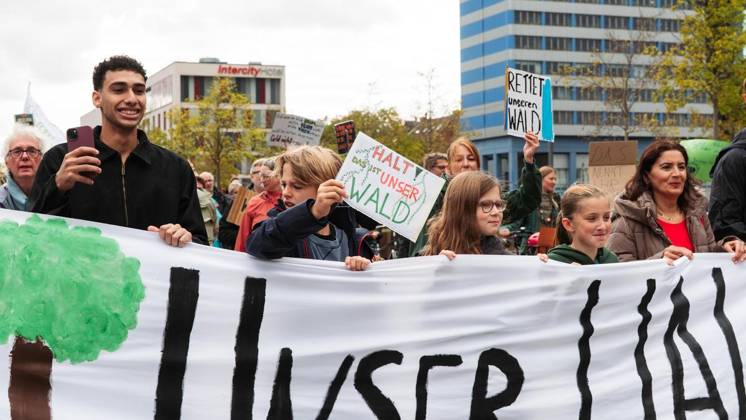 Widerstand gegen CO2 Pipeline - Demonstration in Duisburg ** NUR FÜR REDAKTIONELLE ZWECKE ** EDITORIAL USE ONLY **<p>Anlass: am Samstag, 11. Oktober 2026, versammelten sich Demonstranten am Duisburger Hauptbahnhof um gegen die gepolante CO2 Pipeline zu demonstrieren. Duisburg Copyright: TobiasxStern