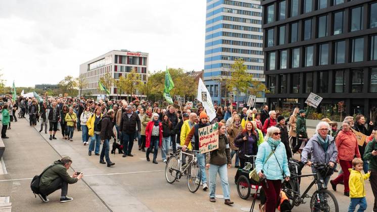 Widerstand gegen CO2 Pipeline - Demonstration in Duisburg ** NUR FÜR REDAKTIONELLE ZWECKE ** EDITORIAL USE ONLY **<p>Anlass: am Samstag, 11. Oktober 2026, versammelten sich Demonstranten am Duisburger Hauptbahnhof um gegen die gepolante CO2 Pipeline zu demonstrieren. Duisburg Copyright: TobiasxStern