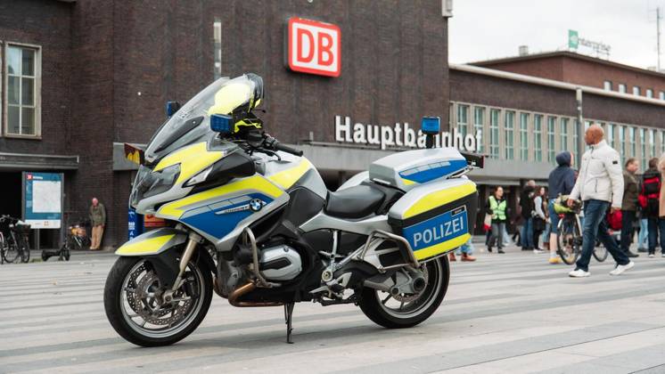 Widerstand gegen CO2 Pipeline - Demonstration in Duisburg ** NUR FÜR REDAKTIONELLE ZWECKE ** EDITORIAL USE ONLY **<p>Symbolbild - Polizeimotorrad am Duisburger Hauptbahnhof. Anlass: am Samstag, 11. Oktober 2026, versammelten sich Demonstranten am Duisburger Hauptbahnhof um gegen die gepolante CO2 Pipeline zu demonstrieren. Duisburg Copyright: TobiasxStern