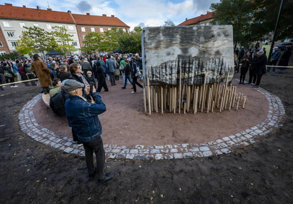 MALMÖ, October 11, 2026—168 bronze rods lift the nearly 30-metric-ton stone block. The monument Master Narratives was unveiled on Sunday in Jesusparken in Malmö. Malmö’s anti-racism monument, titled Master Narratives, was created by artistsartists Susanna Marcus Jablonski and Santiago Mostyn. MALMÖ, SWEDEN x50090x  Copyright: xJohanxNilssonx xTTx INVIGNING MASTER NARRATIVES - MALMÖS ANTIRASISTISKA MONUMENT SqOfnN50MIA