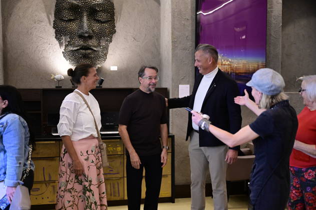 Jan Josef Liefers, Jens-Christian Wittig und Annett Weise bei der Vernissage der Ausstellung Goldener Reigen von Jens-Christian Wittig im Kastenmeiers im Taschenbergpalais in Dresden. Dresden, 11.10.2026 Copyright: xMatthiasxWehnertx