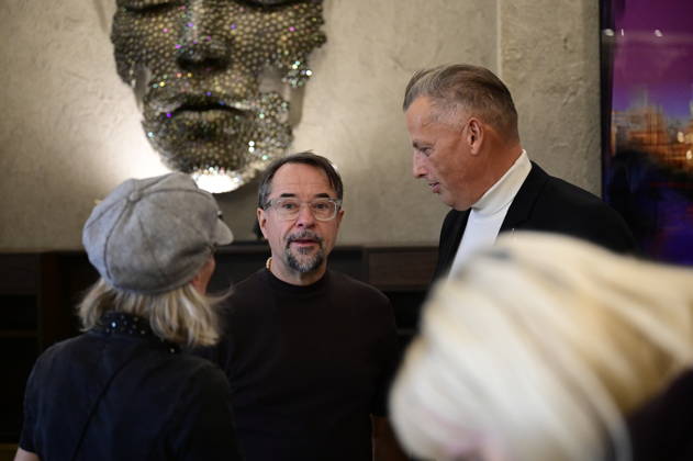 Annett Weise, Jan Josef Liefers und Jens-Christian Wittig und bei der Vernissage der Ausstellung Goldener Reigen von Jens-Christian Wittig im Kastenmeiers im Taschenbergpalais in Dresden. Dresden, 11.10.2026 Copyright: xMatthiasxWehnertx