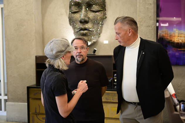 Annett Weise, Jan Josef Liefers und Jens-Christian Wittig und bei der Vernissage der Ausstellung Goldener Reigen von Jens-Christian Wittig im Kastenmeiers im Taschenbergpalais in Dresden. Dresden, 11.10.2026 Copyright: xMatthiasxWehnertx