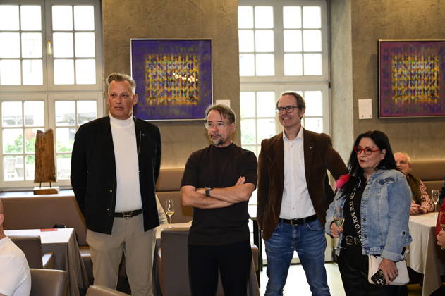 Jens-Christian Wittig, Jan Josef Liefers und Frank Stehr bei der Vernissage der Ausstellung Goldener Reigen von Jens-Christian Wittig im Kastenmeiers im Taschenbergpalais in Dresden. Dresden, 11.10.2026 Copyright: xMatthiasxWehnertx
