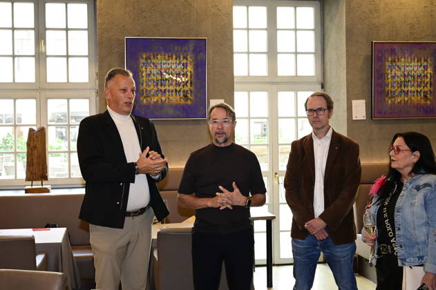 Jens-Christian Wittig, Jan Josef Liefers und Frank Stehr bei der Vernissage der Ausstellung Goldener Reigen von Jens-Christian Wittig im Kastenmeiers im Taschenbergpalais in Dresden. Dresden, 11.10.2026 Copyright: xMatthiasxWehnertx
