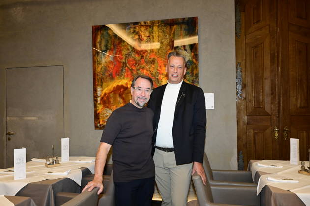Jan Josef Liefers und Jens-Christian Wittig bei der Vernissage der Ausstellung Goldener Reigen von Jens-Christian Wittig im Kastenmeiers im Taschenbergpalais in Dresden. Dresden, 11.10.2026 Copyright: xMatthiasxWehnertx