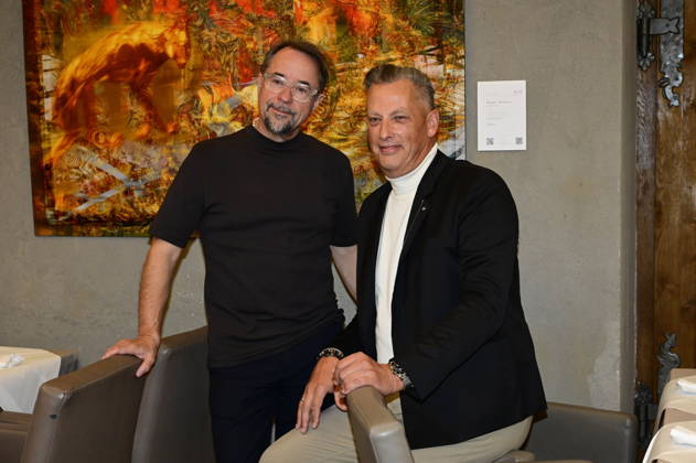 Jan Josef Liefers und Jens-Christian Wittig bei der Vernissage der Ausstellung Goldener Reigen von Jens-Christian Wittig im Kastenmeiers im Taschenbergpalais in Dresden. Dresden, 11.10.2026 Copyright: xMatthiasxWehnertx