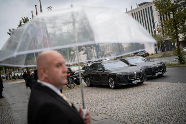 BMW-Dienstwagen Sachsen-Anhalt, genutzt vom amtierenden Ministerpräsidenten Sven Schulze und Personenschutz, geparkte Autos der Landesregierung nach der Ankunft des Ministerpräsidenten diesen Fahrzeugen vor der CDU-Bundesgeschäftsstelle;Präsidiumsklausurtagung der CDU Deutschlands in Berlin, Oktober 2026, Berlin Berlin Deutschland Konrad-Adenauer-Haus