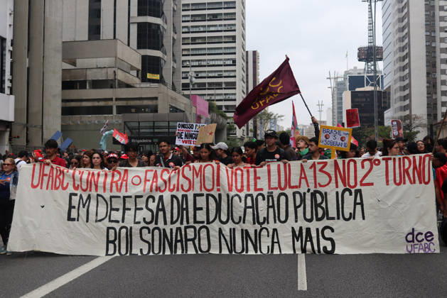 SaO PAULO, SP - 11.10.2026: LULA REuNE APOIADORES NA AVENIDA PAULISTA - Protesters gather this Sunday (11) on Avenida Paulista, in Sao Paulo (SP), during a campaign event for President Luiz Inacio Lula da Silva. The mobilization takes place in front of MASP and brings together supporters and political leaders in the second round of the 2026 Elections. x3028702x  AngÃ licaxAlves