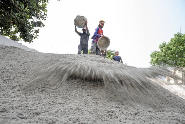 Migrant Workers Unload Sand Workers unload sand at a riverside site in Gabtoli, Dhaka, Bangladesh, on October 11, 2026. Many have left rural communities in search of employment in the capital, where daily labor provides a source of income but often involves strenuous work and limited financial security. Dhaka Bangladesh  Copyright: xBipulxAhmedx originalFilename: mondol-notitle261011_npyDl.jpg