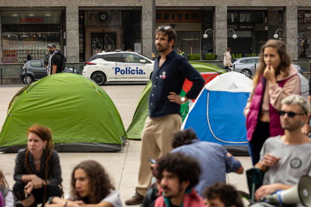 Demonstrations against housing affordability, in Porto, Portugal - 11 Oct 2026 Participants have a public assembly beside a temporary encampment in Praça D. João I during an overnight occupation organized by the Não Dá Mais Para Viver Assim movement following demonstrations against the housing crisis and rising living costs. Porto Portugal Copyright: xDiogoxBaptistax xSOPAxImagesx DB_20261011_MANIFnaodamaisACAMPADOPorto_003