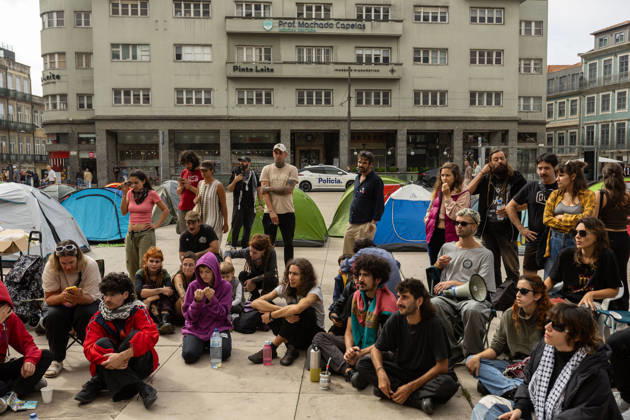 Demonstrations against housing affordability, in Porto, Portugal - 11 Oct 2026 Participants have a public assembly beside a temporary encampment in Praça D. João I during an overnight occupation organized by the Não Dá Mais Para Viver Assim movement following demonstrations against the housing crisis and rising living costs. Porto Portugal Copyright: xDiogoxBaptistax xSOPAxImagesx DB_20261011_MANIFnaodamaisACAMPADOPorto_004