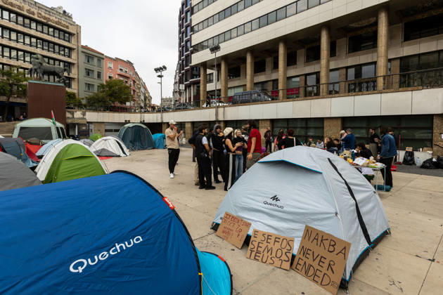 October 11, 2026, Porto, Portugal: Participants of the Nao Da Mais Para Viver Assim movement maintain a protest camp in Praca D. Joao I after demonstrations against housing affordability, rising rents and the cost of living. Porto Portugal - ZUMAs197 20261011_aaa_s197_043 Copyright: xDiogoxBaptistax