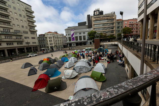 October 11, 2026, Porto, Portugal: Participants have a public assembly beside a temporary encampment in Praca D. Joao I during an overnight occupation organized by the Nao Da Mais Para Viver Assim movement following demonstrations against the housing crisis and rising living costs. Porto Portugal - ZUMAs197 20261011_aaa_s197_045 Copyright: xDiogoxBaptistax