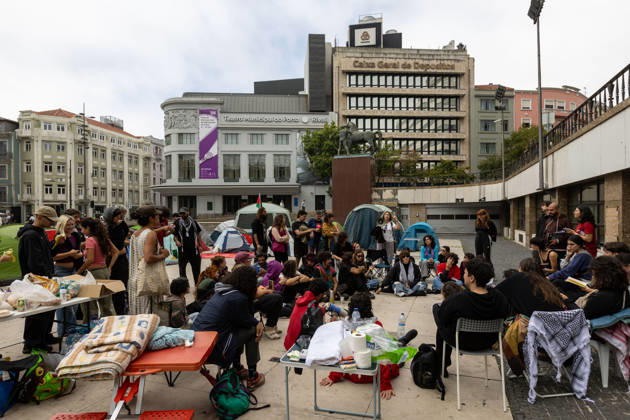 October 11, 2026, Porto, Portugal: Participants have a public assembly beside a temporary encampment in Praca D. Joao I during an overnight occupation organized by the Nao Da Mais Para Viver Assim movement following demonstrations against the housing crisis and rising living costs. Porto Portugal - ZUMAs197 20261011_aaa_s197_046 Copyright: xDiogoxBaptistax