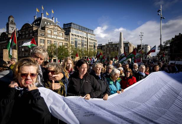 AMSTERDAM - Demonstrators during a national protest on Dam Square marking the conclusion of the nationwide week of action for sanctions against Israel. According to various activist groups, despite the ceasefire , the genocide against the Palestinian people continues unabated. KOEN VAN WEEL ANP netherlands out - belgium out  Copyright: xx x572142728x originalFilename: 572142728.jpg