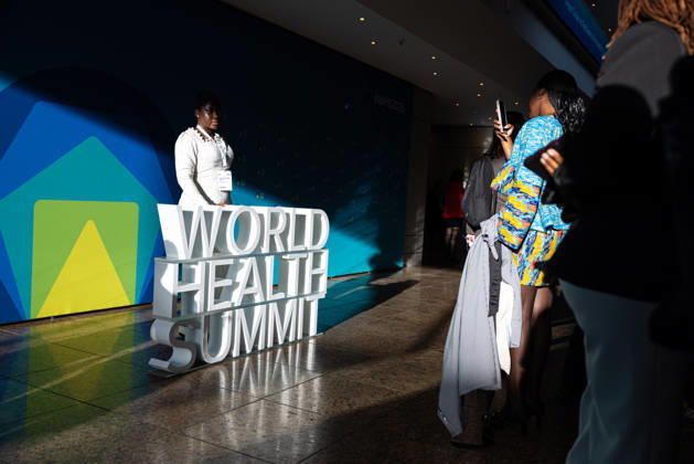 World Health Summit 2026 globalen Gesundheitspolitik. Deutschland, Berlin am 11. Oktober 2026: Ein 3D-Schriftzug des World Health Summit in dem Berliner Hotel InterContinental, in dem der internationale Gesundheitsgipfel stattfindet.
