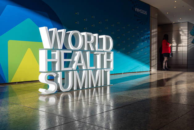World Health Summit 2026 globalen Gesundheitspolitik. Deutschland, Berlin am 11. Oktober 2026: Ein 3D-Schriftzug des World Health Summit in dem Berliner Hotel InterContinental, in dem der internationale Gesundheitsgipfel stattfindet.