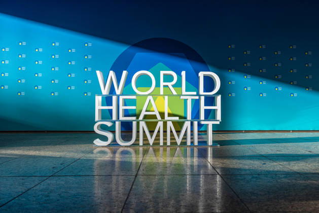 World Health Summit 2026 globalen Gesundheitspolitik. Deutschland, Berlin am 11. Oktober 2026: Ein 3D-Schriftzug des World Health Summit in dem Berliner Hotel InterContinental, in dem der internationale Gesundheitsgipfel stattfindet.