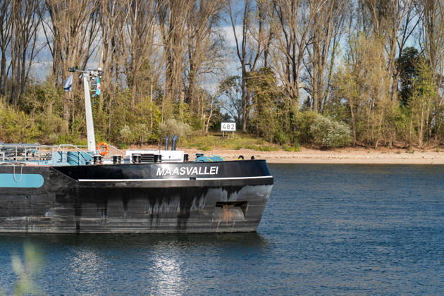 Havarierter Tanker mit 250 Tonnen Wasserstoff frei vierte Festfahrung auf dem Rhein Begleitung durch WSA und Wasserschutzpolizei Am 11.10.2026 gegen 07:00 Uhr fuhr sich ein Tankmotorschiff auf dem Rhein bei Ludwigshöhe in Höhe von Rheinkilometer 474,00 fest. Das Schiff war mit 250 Tonnen Wasserstoff beladen, auf Talfahrt und kam an der linksrheinischen Seite der Fahrrinne fest. Es war die vierte Festfahrung von Großfahrzeugen in diesem Bereich seit dem Vormittag des 10.10.2026. Im Laufe des Nachmittags befreite sich das Schiff, fuhr zunächst weiter nach Nierstein, wendete dort und fuhr zurück, begleitet von einem Arbeitsschiff des WSA Rhein und der Wasserschutzpolizei. Nierstein BWS Rhein Rheinland-Pfalz Deutschland