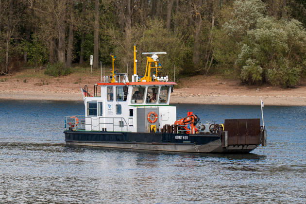 Havarierter Tanker mit 250 Tonnen Wasserstoff frei vierte Festfahrung auf dem Rhein Begleitung durch WSA und Wasserschutzpolizei Am 11.10.2026 gegen 07:00 Uhr fuhr sich ein Tankmotorschiff auf dem Rhein bei Ludwigshöhe in Höhe von Rheinkilometer 474,00 fest. Das Schiff war mit 250 Tonnen Wasserstoff beladen, auf Talfahrt und kam an der linksrheinischen Seite der Fahrrinne fest. Es war die vierte Festfahrung von Großfahrzeugen in diesem Bereich seit dem Vormittag des 10.10.2026. Im Laufe des Nachmittags befreite sich das Schiff, fuhr zunächst weiter nach Nierstein, wendete dort und fuhr zurück, begleitet von einem Arbeitsschiff des WSA Rhein und der Wasserschutzpolizei. Nierstein BWS Rhein Rheinland-Pfalz Deutschland