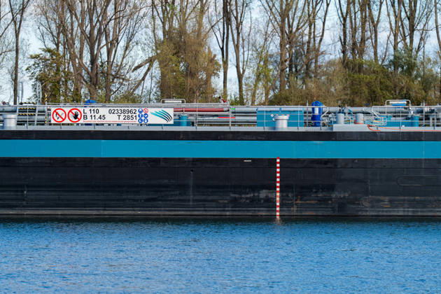 Havarierter Tanker mit 250 Tonnen Wasserstoff frei vierte Festfahrung auf dem Rhein Begleitung durch WSA und Wasserschutzpolizei Am 11.10.2026 gegen 07:00 Uhr fuhr sich ein Tankmotorschiff auf dem Rhein bei Ludwigshöhe in Höhe von Rheinkilometer 474,00 fest. Das Schiff war mit 250 Tonnen Wasserstoff beladen, auf Talfahrt und kam an der linksrheinischen Seite der Fahrrinne fest. Es war die vierte Festfahrung von Großfahrzeugen in diesem Bereich seit dem Vormittag des 10.10.2026. Im Laufe des Nachmittags befreite sich das Schiff, fuhr zunächst weiter nach Nierstein, wendete dort und fuhr zurück, begleitet von einem Arbeitsschiff des WSA Rhein und der Wasserschutzpolizei. Nierstein BWS Rhein Rheinland-Pfalz Deutschland