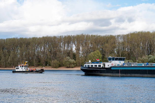 Havarierter Tanker mit 250 Tonnen Wasserstoff frei vierte Festfahrung auf dem Rhein Begleitung durch WSA und Wasserschutzpolizei Am 11.10.2026 gegen 07:00 Uhr fuhr sich ein Tankmotorschiff auf dem Rhein bei Ludwigshöhe in Höhe von Rheinkilometer 474,00 fest. Das Schiff war mit 250 Tonnen Wasserstoff beladen, auf Talfahrt und kam an der linksrheinischen Seite der Fahrrinne fest. Es war die vierte Festfahrung von Großfahrzeugen in diesem Bereich seit dem Vormittag des 10.10.2026. Im Laufe des Nachmittags befreite sich das Schiff, fuhr zunächst weiter nach Nierstein, wendete dort und fuhr zurück, begleitet von einem Arbeitsschiff des WSA Rhein und der Wasserschutzpolizei. Nierstein BWS Rhein Rheinland-Pfalz Deutschland