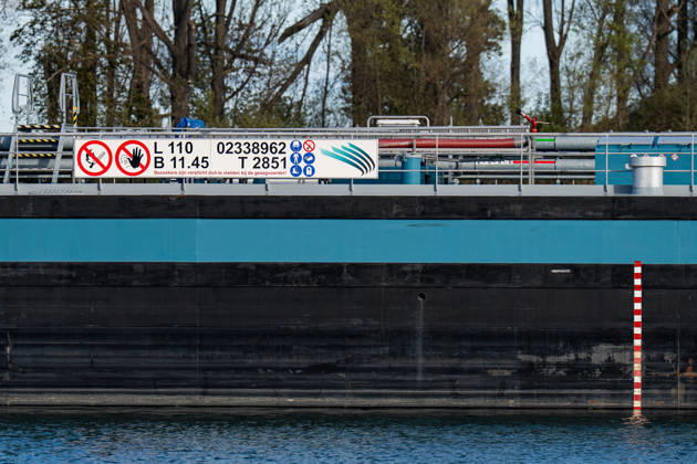 Havarierter Tanker mit 250 Tonnen Wasserstoff frei vierte Festfahrung auf dem Rhein Begleitung durch WSA und Wasserschutzpolizei Am 11.10.2026 gegen 07:00 Uhr fuhr sich ein Tankmotorschiff auf dem Rhein bei Ludwigshöhe in Höhe von Rheinkilometer 474,00 fest. Das Schiff war mit 250 Tonnen Wasserstoff beladen, auf Talfahrt und kam an der linksrheinischen Seite der Fahrrinne fest. Es war die vierte Festfahrung von Großfahrzeugen in diesem Bereich seit dem Vormittag des 10.10.2026. Im Laufe des Nachmittags befreite sich das Schiff, fuhr zunächst weiter nach Nierstein, wendete dort und fuhr zurück, begleitet von einem Arbeitsschiff des WSA Rhein und der Wasserschutzpolizei. Nierstein BWS Rhein Rheinland-Pfalz Deutschland