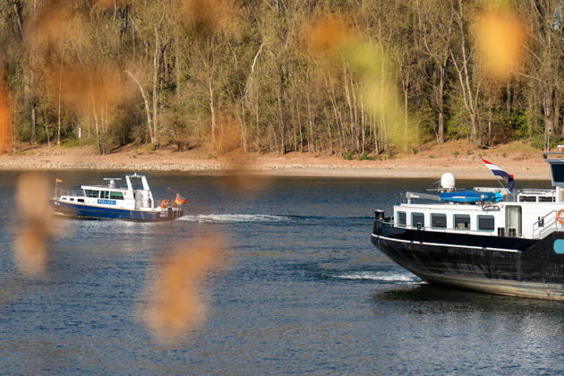 Havarierter Tanker mit 250 Tonnen Wasserstoff frei vierte Festfahrung auf dem Rhein Begleitung durch WSA und Wasserschutzpolizei Am 11.10.2026 gegen 07:00 Uhr fuhr sich ein Tankmotorschiff auf dem Rhein bei Ludwigshöhe in Höhe von Rheinkilometer 474,00 fest. Das Schiff war mit 250 Tonnen Wasserstoff beladen, auf Talfahrt und kam an der linksrheinischen Seite der Fahrrinne fest. Es war die vierte Festfahrung von Großfahrzeugen in diesem Bereich seit dem Vormittag des 10.10.2026. Im Laufe des Nachmittags befreite sich das Schiff, fuhr zunächst weiter nach Nierstein, wendete dort und fuhr zurück, begleitet von einem Arbeitsschiff des WSA Rhein und der Wasserschutzpolizei. Nierstein BWS Rhein Rheinland-Pfalz Deutschland