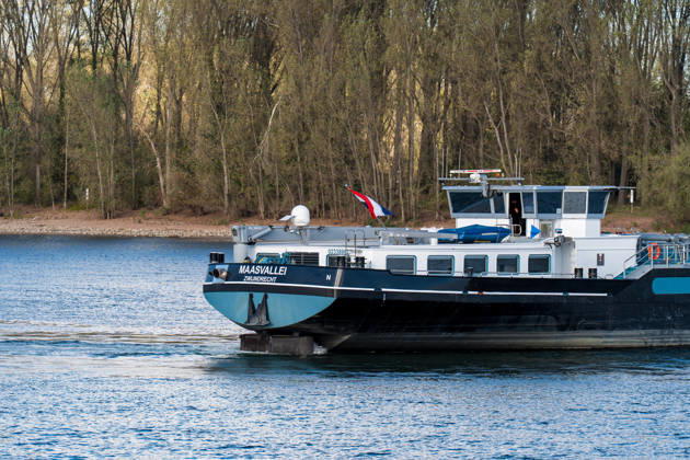 Havarierter Tanker mit 250 Tonnen Wasserstoff frei vierte Festfahrung auf dem Rhein Begleitung durch WSA und Wasserschutzpolizei Am 11.10.2026 gegen 07:00 Uhr fuhr sich ein Tankmotorschiff auf dem Rhein bei Ludwigshöhe in Höhe von Rheinkilometer 474,00 fest. Das Schiff war mit 250 Tonnen Wasserstoff beladen, auf Talfahrt und kam an der linksrheinischen Seite der Fahrrinne fest. Es war die vierte Festfahrung von Großfahrzeugen in diesem Bereich seit dem Vormittag des 10.10.2026. Im Laufe des Nachmittags befreite sich das Schiff, fuhr zunächst weiter nach Nierstein, wendete dort und fuhr zurück, begleitet von einem Arbeitsschiff des WSA Rhein und der Wasserschutzpolizei. Nierstein BWS Rhein Rheinland-Pfalz Deutschland