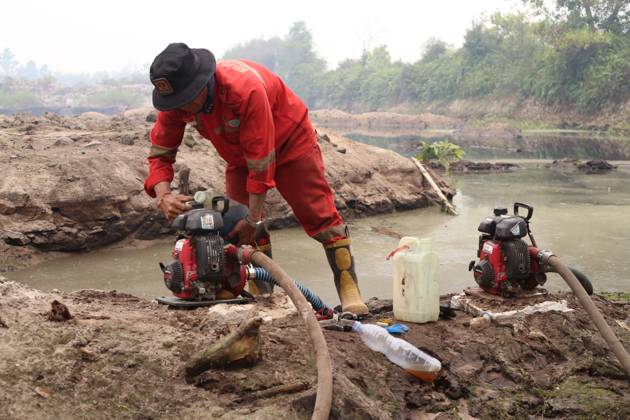 Firefighters battle forest fire in Central Kalimantan PALANGKA RAYA, CENTRAL KALIMANTAN, INDONESIA, OCTOBER 11, 2026: Members of Indonesia s Manggala Agni forest fire brigade work to extinguish a forest fire in the Sebangau area of Palangka Raya, Central Kalimantan. The firefighting team has been responding to fires affecting forests and community land in the region during the dry season. kalimantan Indonesia Copyright: x xReginaxSafrix xJNAxPressx