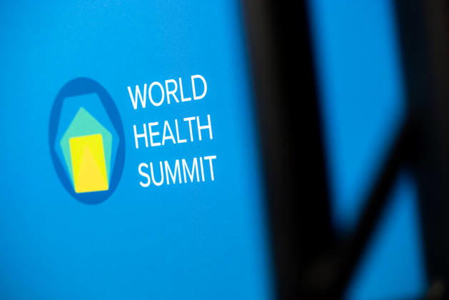 World Health Summit 2026 globalen Gesundheitspolitik. Deutschland, Berlin am 11. Oktober 2026: Die Schrift an der Wand der Hauptbühne mit World Health Summit auf blauen Hintergrund.