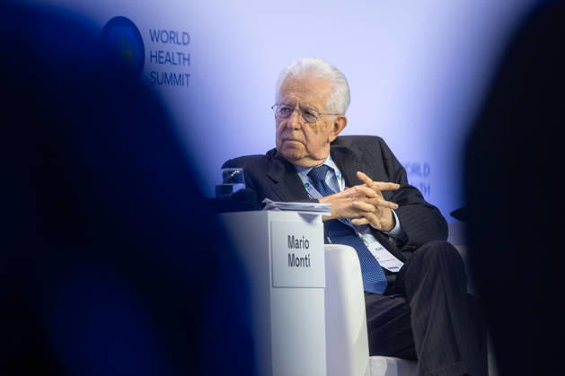 World Health Summit 2026 Weltgesundheitsgipfel. Deutschland, Berlin am 11. Oktober 2026: Der ehemalige italienische Ministerpräsident Prof. Dr. Mario Monti während einer Podiumsdiskussion zum Thema: Präsentation der Ergebnisse der Lancet-Kommission zu globalen Gesundheitsbedrohungen des 21. Jahrhunderts Ein neuer Rahmen für die Priorisierung von Maßnahmen in einer Welt vielfältiger Bedrohungen (Präsentation der Ergebnisse der Lancet-Kommission zu globalen Gesundheitsbedrohungen des 21. Jahrhunderts Ein neuer Rahmen für die Priorisierung von Maßnahmen in einer Welt vielfältiger Bedrohungen)