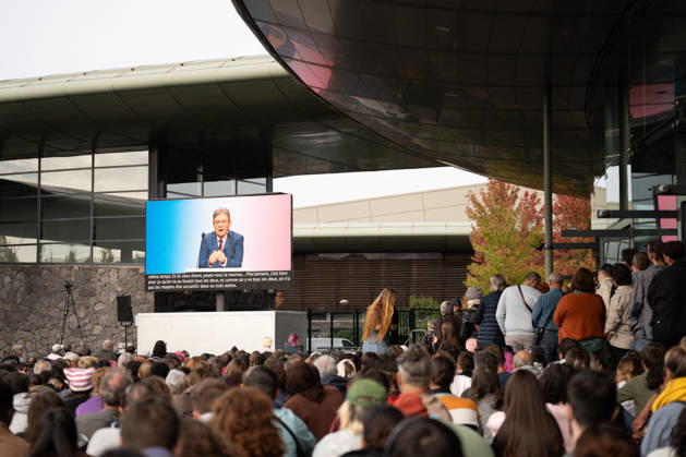 Jean-Luc Melenchon s Presidential Campaign Rally - Cournon-d’Auvergne View of supporters outside the Zenith d Auvergne during a rally of Jean-Luc Melenchon candidate of La France insoumise LFI for the 2027 French presidential election in Cournon-d Auvergne near Clermont-Ferrand in the Puy-de-Dome department in France on October 11, 2026. A giant screen had been set up outside for supporters who could not get in as about 10000 people attended the rally according to an estimate on site. Photo by Fanny Reynaud ABACAPRESS.COM Clermont-Ferrand Auvergne, auvergne rhône alpes France  Copyright: xReynaudxFanny ABACAx