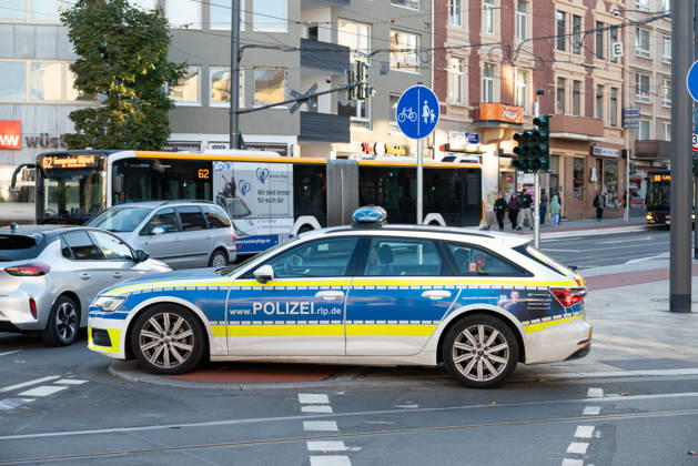 Person bei mutmaßlichem Gewaltdelikt in Mainz schwer verletzt Polizeigroßeinsatz und umfangreiche Fahndungsmaßnahmen Am Sonntag, dem 11. Oktober 2026, kam es gegen 16:55 Uhr im Bereich der Gärtnergasse und der Mittleren Bleiche in der Mainzer Innenstadt zu einem größeren Polizeieinsatz. Eine Person wurde nach ersten Informationen schwer verletzt und nach notärztlicher Versorgung unter Polizeibegleitung in die Universitätsmedizin Mainz transportiert. Zahlreiche uniformierte und zivile Polizeikräfte sperrten Teile der Innenstadt ab, sicherten Gegenstände, dokumentierten Spuren und führten Fahndungsmaßnahmen durch. Im Bereich der Mittleren Bleiche wurden umfangreiche Blutspuren festgestellt. Die Sperrungen beeinträchtigten den