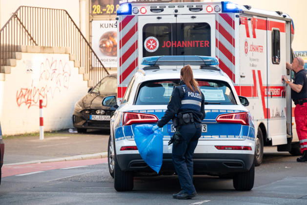 Person bei mutmaßlichem Gewaltdelikt in Mainz schwer verletzt Polizeigroßeinsatz und umfangreiche Fahndungsmaßnahmen Am Sonntag, dem 11. Oktober 2026, kam es gegen 16:55 Uhr im Bereich der Gärtnergasse und der Mittleren Bleiche in der Mainzer Innenstadt zu einem größeren Polizeieinsatz. Eine Person wurde nach ersten Informationen schwer verletzt und nach notärztlicher Versorgung unter Polizeibegleitung in die Universitätsmedizin Mainz transportiert. Zahlreiche uniformierte und zivile Polizeikräfte sperrten Teile der Innenstadt ab, sicherten Gegenstände, dokumentierten Spuren und führten Fahndungsmaßnahmen durch. Im Bereich der Mittleren Bleiche wurden umfangreiche Blutspuren festgestellt. Die Sperrungen beeinträchtigten den