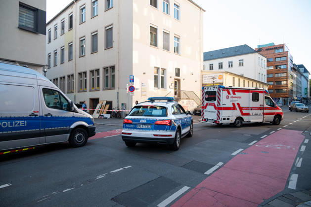 Person bei mutmaßlichem Gewaltdelikt in Mainz schwer verletzt Polizeigroßeinsatz und umfangreiche Fahndungsmaßnahmen Am Sonntag, dem 11. Oktober 2026, kam es gegen 16:55 Uhr im Bereich der Gärtnergasse und der Mittleren Bleiche in der Mainzer Innenstadt zu einem größeren Polizeieinsatz. Eine Person wurde nach ersten Informationen schwer verletzt und nach notärztlicher Versorgung unter Polizeibegleitung in die Universitätsmedizin Mainz transportiert. Zahlreiche uniformierte und zivile Polizeikräfte sperrten Teile der Innenstadt ab, sicherten Gegenstände, dokumentierten Spuren und führten Fahndungsmaßnahmen durch. Im Bereich der Mittleren Bleiche wurden umfangreiche Blutspuren festgestellt. Die Sperrungen beeinträchtigten den