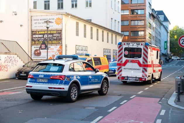 Person bei mutmaßlichem Gewaltdelikt in Mainz schwer verletzt Polizeigroßeinsatz und umfangreiche Fahndungsmaßnahmen Am Sonntag, dem 11. Oktober 2026, kam es gegen 16:55 Uhr im Bereich der Gärtnergasse und der Mittleren Bleiche in der Mainzer Innenstadt zu einem größeren Polizeieinsatz. Eine Person wurde nach ersten Informationen schwer verletzt und nach notärztlicher Versorgung unter Polizeibegleitung in die Universitätsmedizin Mainz transportiert. Zahlreiche uniformierte und zivile Polizeikräfte sperrten Teile der Innenstadt ab, sicherten Gegenstände, dokumentierten Spuren und führten Fahndungsmaßnahmen durch. Im Bereich der Mittleren Bleiche wurden umfangreiche Blutspuren festgestellt. Die Sperrungen beeinträchtigten den