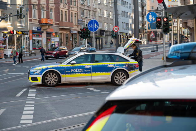 Person bei mutmaßlichem Gewaltdelikt in Mainz schwer verletzt Polizeigroßeinsatz und umfangreiche Fahndungsmaßnahmen Am Sonntag, dem 11. Oktober 2026, kam es gegen 16:55 Uhr im Bereich der Gärtnergasse und der Mittleren Bleiche in der Mainzer Innenstadt zu einem größeren Polizeieinsatz. Eine Person wurde nach ersten Informationen schwer verletzt und nach notärztlicher Versorgung unter Polizeibegleitung in die Universitätsmedizin Mainz transportiert. Zahlreiche uniformierte und zivile Polizeikräfte sperrten Teile der Innenstadt ab, sicherten Gegenstände, dokumentierten Spuren und führten Fahndungsmaßnahmen durch. Im Bereich der Mittleren Bleiche wurden umfangreiche Blutspuren festgestellt. Die Sperrungen beeinträchtigten den