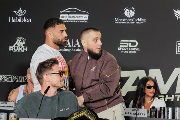 11.10.2026. Essen. (l-r) Aleks Petrovic und Eugen Lopez im Tumult bei der Pressekonferenz zum Fame Fighting 4 Promiboxen. Essen Atlantic Hotel Nordrhein-Westfalen Deutschland