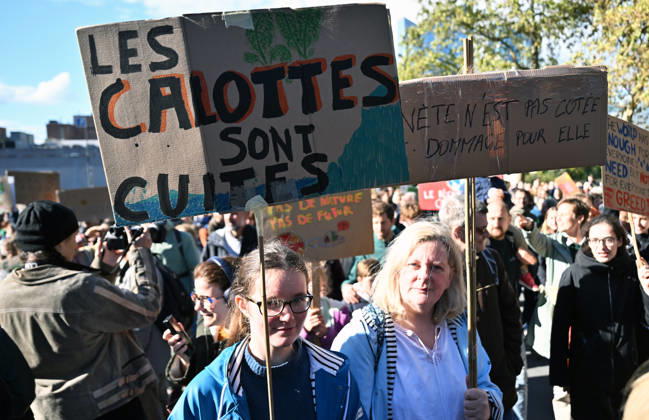 Tens of thousands march in Brussels demanding stronger climate action BRUSSELS, BELGIUM - OCTOBER 11: Demonstrators hold climate-themed placards as tens of thousands of people march through Brussels calling for stronger action against climate change and reduced dependence on fossil fuels, on October 11, 2026 in Brussels, Belgium. The protest was organized by the Belgian Climate Coalition, which brings together around 100 civil society organizations. Participants marched along major roads toward Schuman Square, home to several European Union institutions, while protesting the government s climate policies. Dursun Aydemir Anadolu Brussels Belgium. Editorial use only. Please get in touch for any other usage. Copyright: x2026xAnadoluxDursunxAydemirx