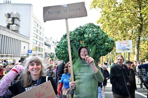 Tens of thousands march in Brussels demanding stronger climate action BRUSSELS, BELGIUM - OCTOBER 11: Demonstrators hold climate-themed placards as tens of thousands of people march through Brussels calling for stronger action against climate change and reduced dependence on fossil fuels, on October 11, 2026 in Brussels, Belgium. The protest was organized by the Belgian Climate Coalition, which brings together around 100 civil society organizations. Participants marched along major roads toward Schuman Square, home to several European Union institutions, while protesting the government s climate policies. Dursun Aydemir Anadolu Brussels Belgium. Editorial use only. Please get in touch for any other usage.  Copyright: x2026xAnadoluxDursunxAydemirx