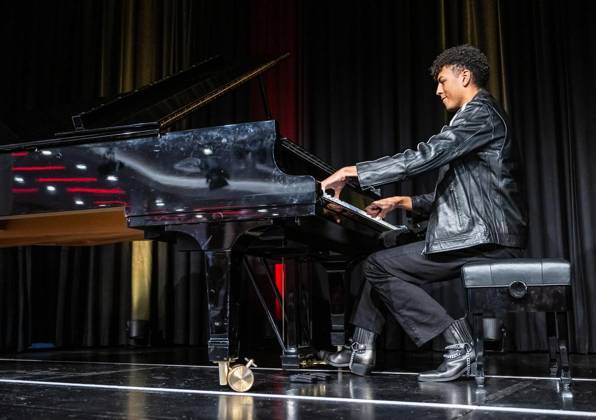 Verleihung der Ehrenbürgerschaft in Mülheim an der Ruhr an Helge Schneider ** NUR FÜR REDAKTIONELLE ZWECKE ** EDITORIAL USE ONLY **<p>Der junge Pianist Louis Philippson spielt am Sonntag, 11.10.2026, bei der Verleihung der Ehrenbürgerschaft an Helge Schneider in der Stadthalle Mülheim an der Ruhr. Deutschland NRW Mülheim an der Ruhr Copyright: MartinxMöller