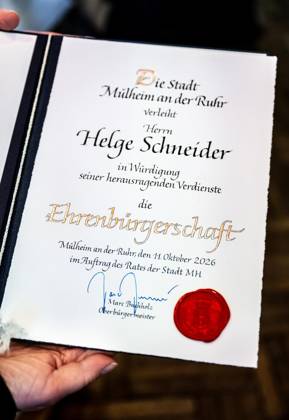 Verleihung der Ehrenbürgerschaft in Mülheim an der Ruhr an Helge Schneider ** NUR FÜR REDAKTIONELLE ZWECKE ** EDITORIAL USE ONLY **<p>Ansicht am Sonntag, 11.10.2026, der Ehrenbürger-Urkunde, die in einer Feierstunde in der Stadthalle Mülheim an der Ruhr an den Musiker Helge Schneider verliehen wurde. Deutschland NRW Mülheim an der Ruhr Copyright: MartinxMöller
